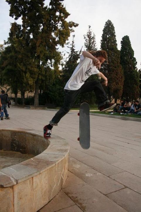 Inaky hardflip footplant